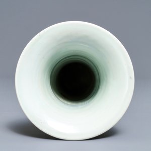 Een Chinese gu vaas met blauwwit en onderglazuur rood decor op celadon fondkleur, Kangxi — foto 5