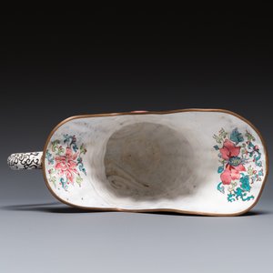 Een Chinese helmvormige kan met schelpvormig bassin in Canton email, Yongzheng/Qianlong — foto 12