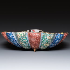 Een Chinese helmvormige kan met schelpvormig bassin in Canton email, Yongzheng/Qianlong — foto 4
