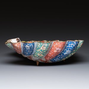 Een Chinese helmvormige kan met schelpvormig bassin in Canton email, Yongzheng/Qianlong — foto 5