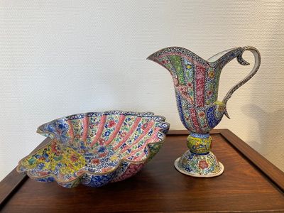 Een Chinese helmvormige kan met schelpvormig bassin in Canton email, Yongzheng/Qianlong — foto 2