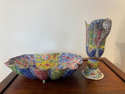 Een Chinese helmvormige kan met schelpvormig bassin in Canton email, Yongzheng/Qianlong — foto 3