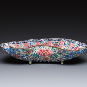 Een Chinese helmvormige kan met schelpvormig bassin in Canton email, Yongzheng/Qianlong — foto 6