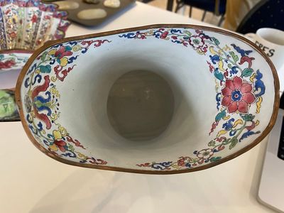 Een Chinese helmvormige kan met schelpvormig bassin in Canton email, Yongzheng/Qianlong — foto 12