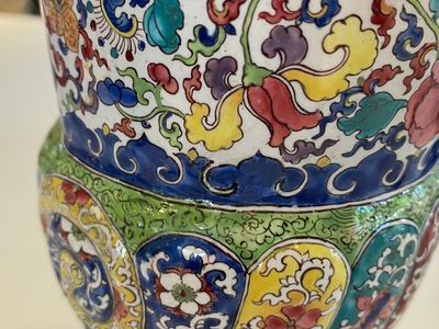 Een Chinese helmvormige kan met schelpvormig bassin in Canton email, Yongzheng/Qianlong — foto 18