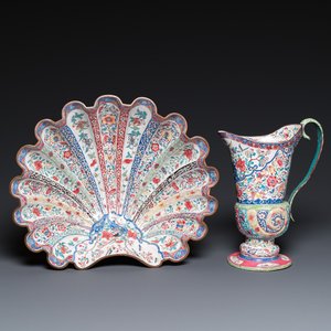 Een Chinese helmvormige kan met schelpvormig bassin in Canton email, Yongzheng/Qianlong — foto 1