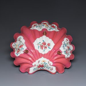 Een Chinese helmvormige kan met schelpvormig bassin in Canton email, Yongzheng/Qianlong — foto 3