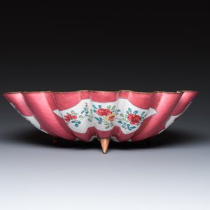 Een Chinese helmvormige kan met schelpvormig bassin in Canton email, Yongzheng/Qianlong — foto 4
