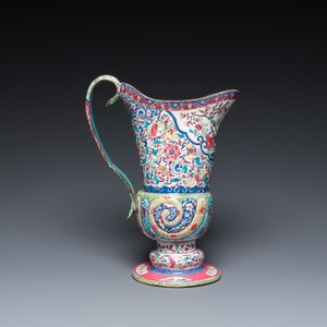 Een Chinese helmvormige kan met schelpvormig bassin in Canton email, Yongzheng/Qianlong — foto 10