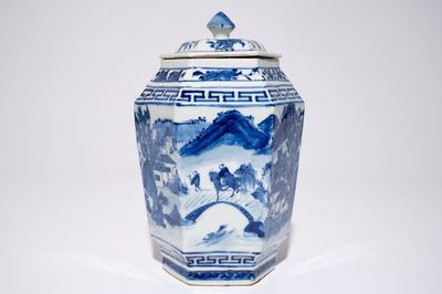 Een Chinese hexagonale blauw-witte dekselpot met landschapsdecor, 19e eeuw
