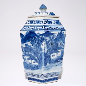 Een Chinese hexagonale blauw-witte dekselpot met landschapsdecor, 19e eeuw — foto 4