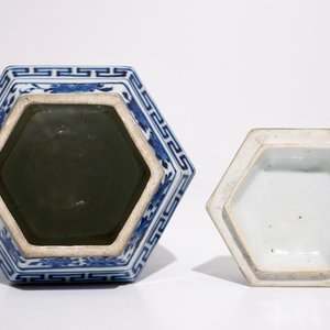 Een Chinese hexagonale blauw-witte dekselpot met landschapsdecor, 19e eeuw — foto 5