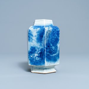 Een Chinese hexagonale blauw-witte 'draken' vaas, 19e eeuw — foto 2