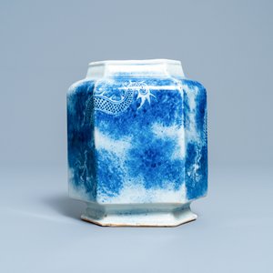 Een Chinese hexagonale blauw-witte 'draken' vaas, 19e eeuw — foto 3