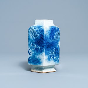 Een Chinese hexagonale blauw-witte 'draken' vaas, 19e eeuw — foto 4
