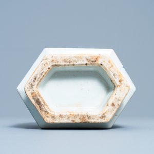 Een Chinese hexagonale blauw-witte 'draken' vaas, 19e eeuw — foto 6