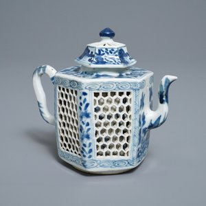 Een Chinese hexagonale blauw-witte dubbelwandige opengewerkte theepot, Kangxi — foto 1