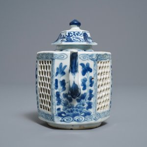 Een Chinese hexagonale blauw-witte dubbelwandige opengewerkte theepot, Kangxi — foto 3