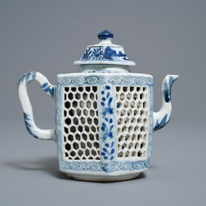 Een Chinese hexagonale blauw-witte dubbelwandige opengewerkte theepot, Kangxi — foto 4