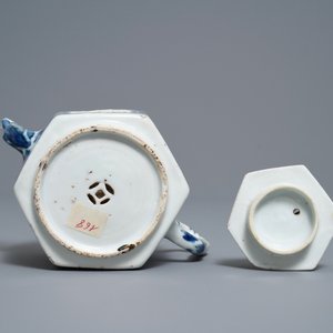 Een Chinese hexagonale blauw-witte dubbelwandige opengewerkte theepot, Kangxi — foto 7