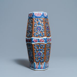Een Chinese hexagonale blauw-witte en koperrode vaas met bruine fondkleur, 19e eeuw — foto 4