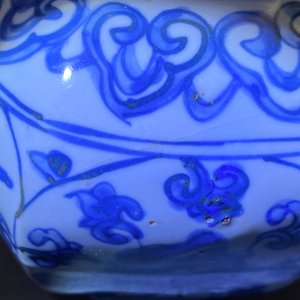 Een Chinese hexagonale blauw-witte vaas met lotusslingers, gemerkt met haas, Wanli — foto 11