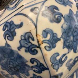 Een Chinese hexagonale blauw-witte vaas met lotusslingers, gemerkt met haas, Wanli — foto 12