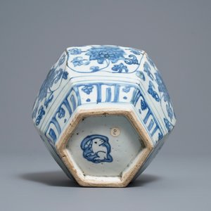 Een Chinese hexagonale blauw-witte vaas met lotusslingers, gemerkt met haas, Wanli — foto 5