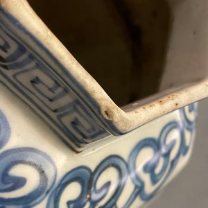 Een Chinese hexagonale blauw-witte vaas met lotusslingers, gemerkt met haas, Wanli — foto 8