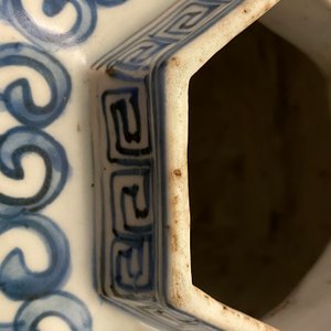 Een Chinese hexagonale blauw-witte vaas met lotusslingers, gemerkt met haas, Wanli — foto 10