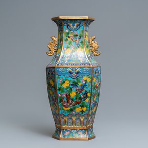 Een Chinese hexagonale cloisonné vaas met vlinders, Xuande merk, 19e eeuw — foto 1