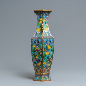 Een Chinese hexagonale cloisonné vaas met vlinders, Xuande merk, 19e eeuw — foto 4