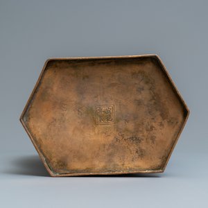 Een Chinese hexagonale cloisonné vaas met vlinders, Xuande merk, 19e eeuw — foto 6