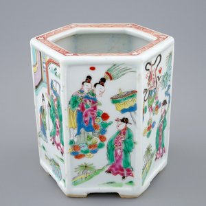 Een Chinese hexagonale famille rose penseelpot, Yongzheng, 1723-1735 — foto 1