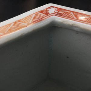 Een Chinese hexagonale famille rose penseelpot, Yongzheng, 1723-1735 — foto 14