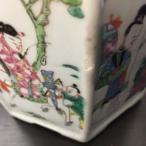 Een Chinese hexagonale famille rose penseelpot, Yongzheng, 1723-1735 — foto 15