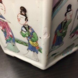 Een Chinese hexagonale famille rose penseelpot, Yongzheng, 1723-1735 — foto 16