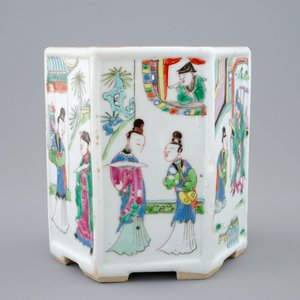 Een Chinese hexagonale famille rose penseelpot, Yongzheng, 1723-1735 — foto 4