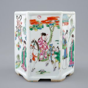Een Chinese hexagonale famille rose penseelpot, Yongzheng, 1723-1735 — foto 6