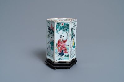Een Chinese hexagonale famille rose penselenbeker met figuren, Yongzheng