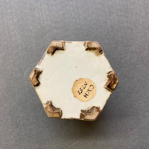 Een Chinese hexagonale famille rose penselenbeker met figuren, Yongzheng — foto 11
