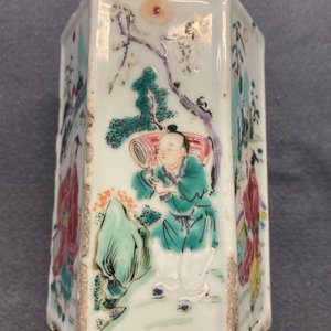 Een Chinese hexagonale famille rose penselenbeker met figuren, Yongzheng — foto 13