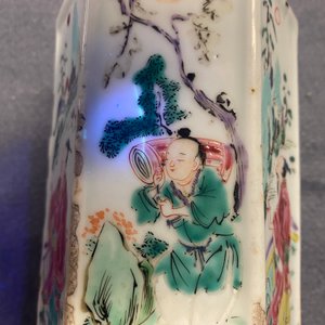 Een Chinese hexagonale famille rose penselenbeker met figuren, Yongzheng — foto 14