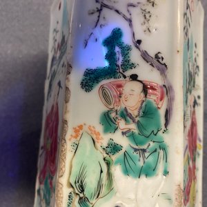 Een Chinese hexagonale famille rose penselenbeker met figuren, Yongzheng — foto 16