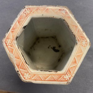 Een Chinese hexagonale famille rose penselenbeker met figuren, Yongzheng — foto 17