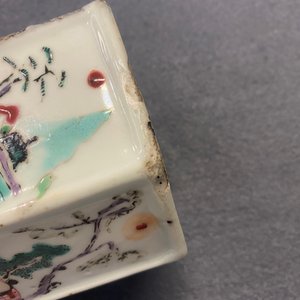 Een Chinese hexagonale famille rose penselenbeker met figuren, Yongzheng — foto 19