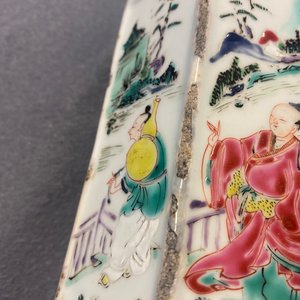 Een Chinese hexagonale famille rose penselenbeker met figuren, Yongzheng — foto 25