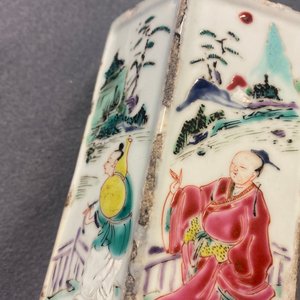 Een Chinese hexagonale famille rose penselenbeker met figuren, Yongzheng — foto 26