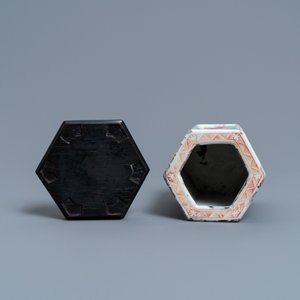 Een Chinese hexagonale famille rose penselenbeker met figuren, Yongzheng — foto 6