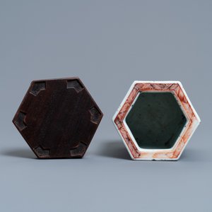 Een Chinese hexagonale famille rose penselenbeker met herten en antiquiteiten, Yongzheng — foto 6